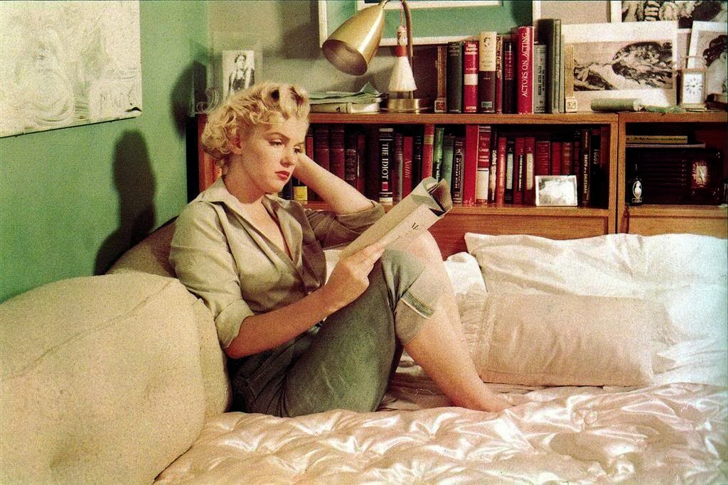 мэрилин монро читает